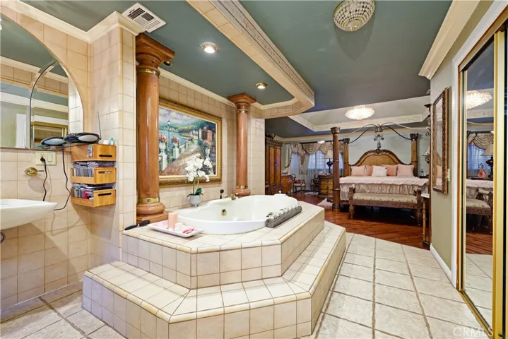 Primary suite (2nd floor)