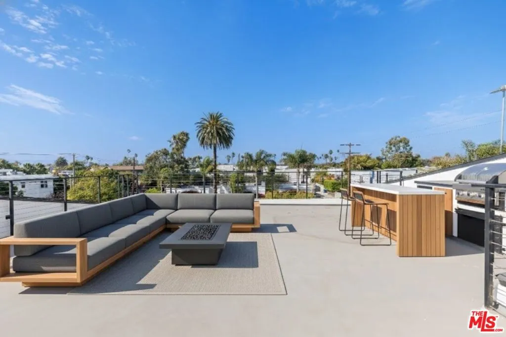 658 California Avenue, Venice, California 90291 home-pic-1