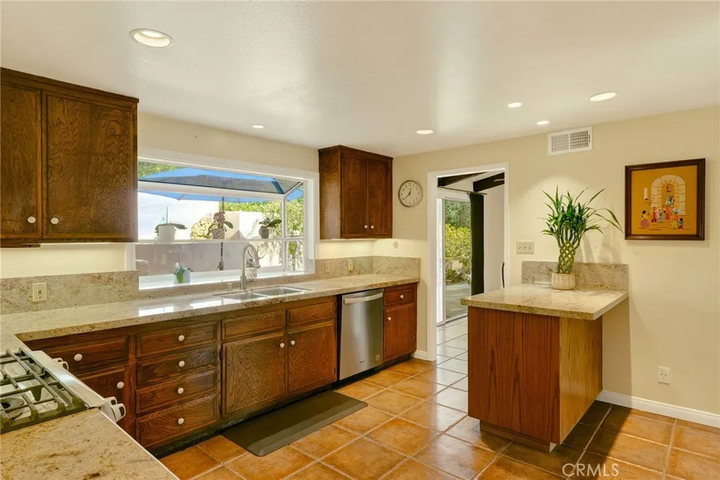 2217 Crescent, Montrose, California 91020 home-pic-10
