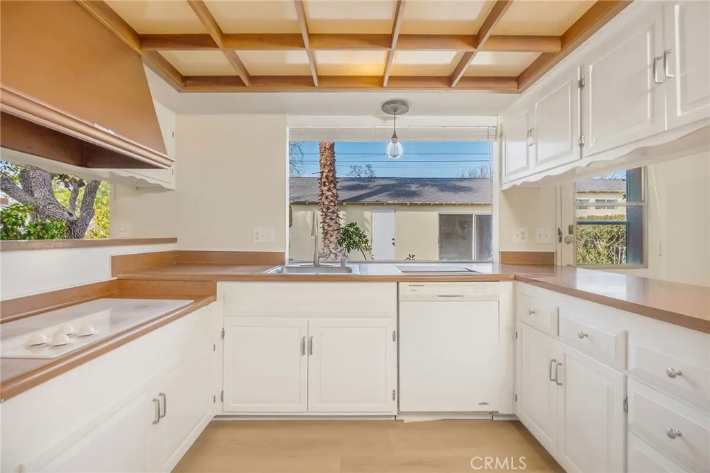 11305 Loch Lomond Road, Los Alamitos, California 90720 home-pic-10