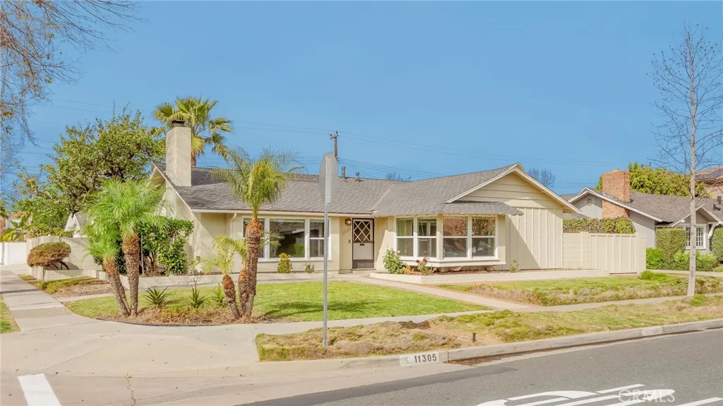 11305 Loch Lomond Road, Los Alamitos, California 90720 home-pic-1