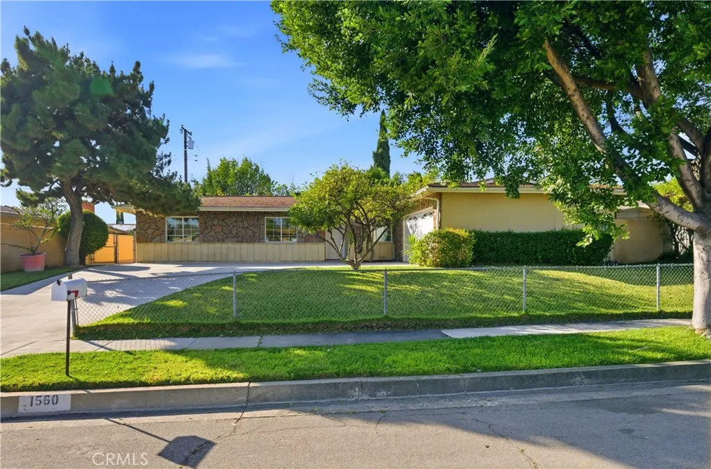 1560 N Vista Avenue, Rialto, California 92376 home-pic-2
