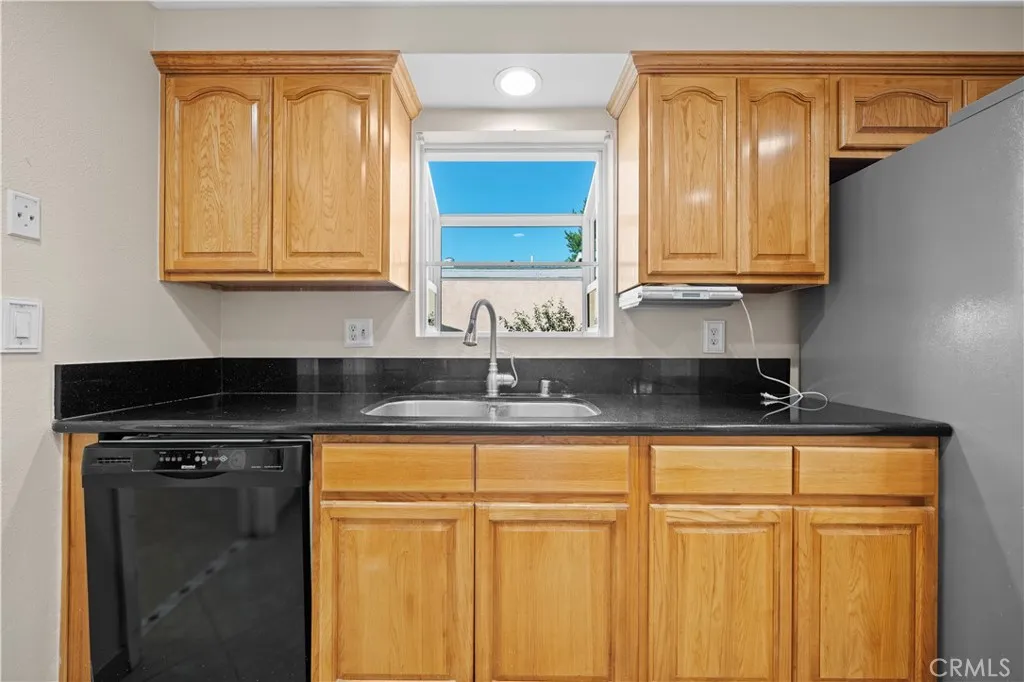 1560 N Vista Avenue, Rialto, California 92376 home-pic-13