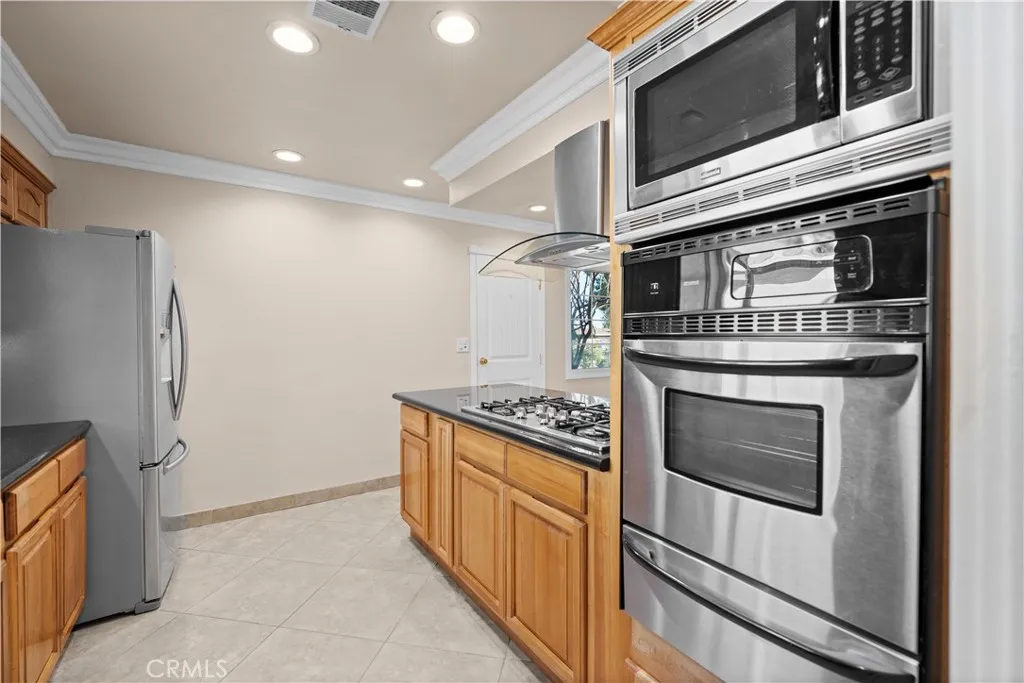 1560 N Vista Avenue, Rialto, California 92376 home-pic-12