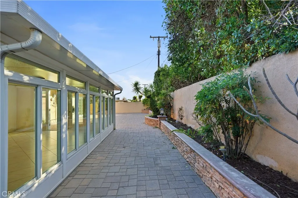 1560 N Vista Avenue, Rialto, California 92376 home-pic-33