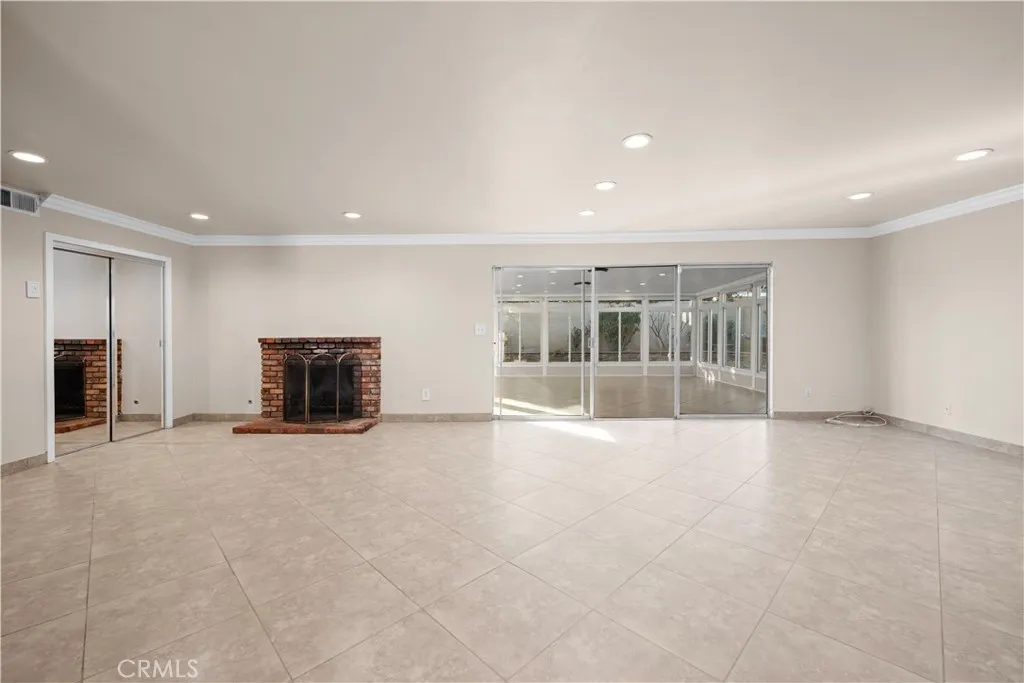1560 N Vista Avenue, Rialto, California 92376 home-pic-6