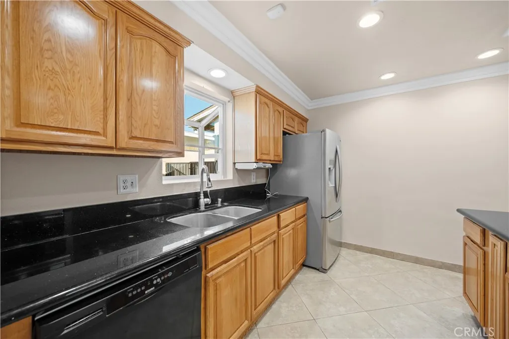 1560 N Vista Avenue, Rialto, California 92376 home-pic-11