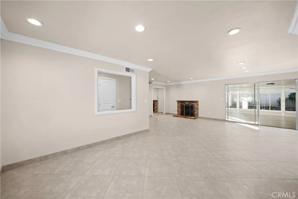 1560 N Vista Avenue, Rialto, California 92376 home-pic-9