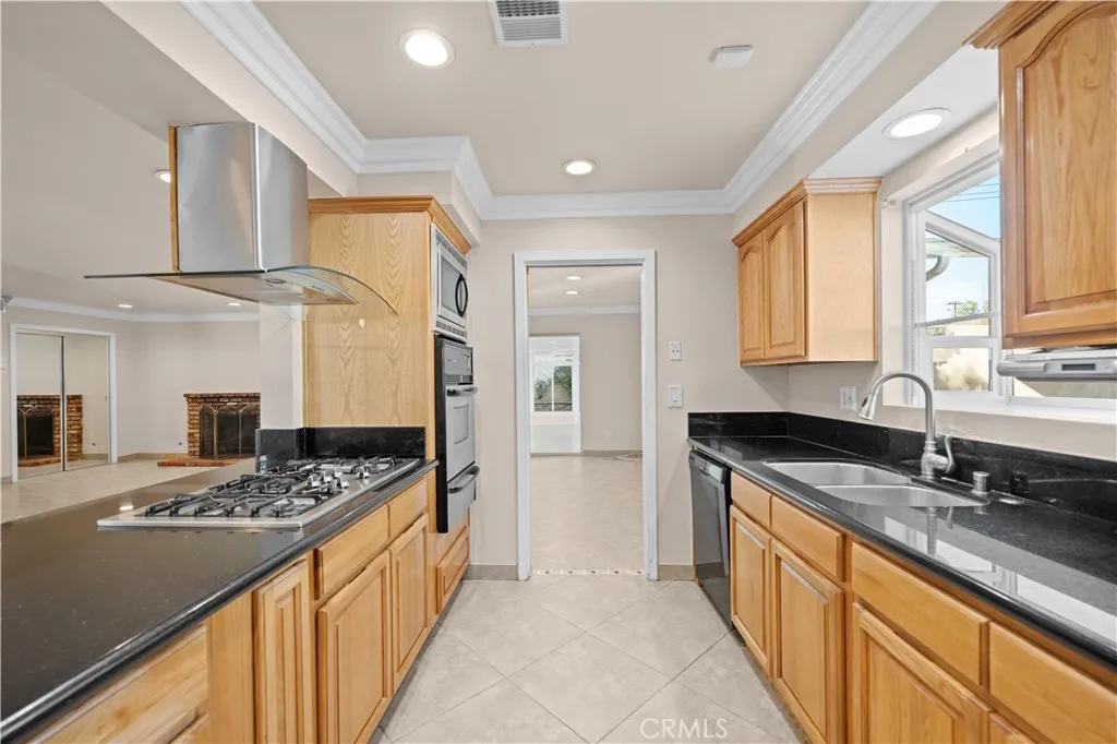 1560 N Vista Avenue, Rialto, California 92376 home-pic-15