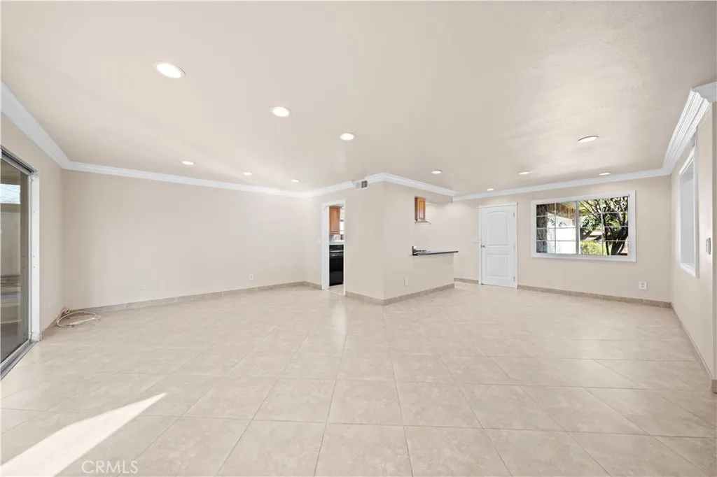 1560 N Vista Avenue, Rialto, California 92376 home-pic-10