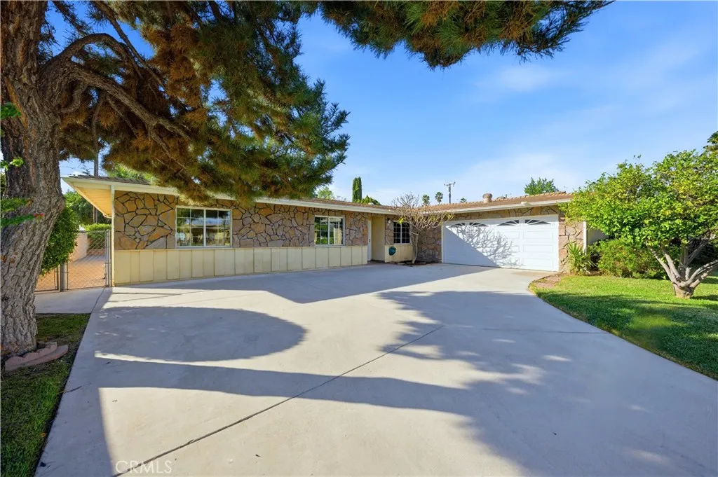 1560 N Vista Avenue, Rialto, California 92376 home-pic-3