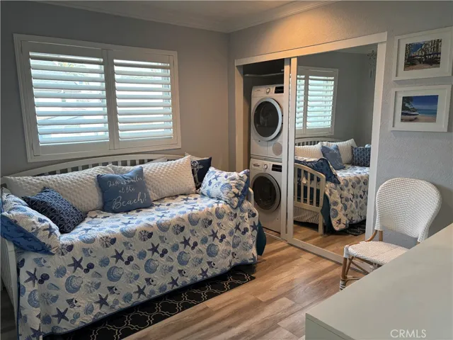 2nd Bedroom has a day bed and laundry closet