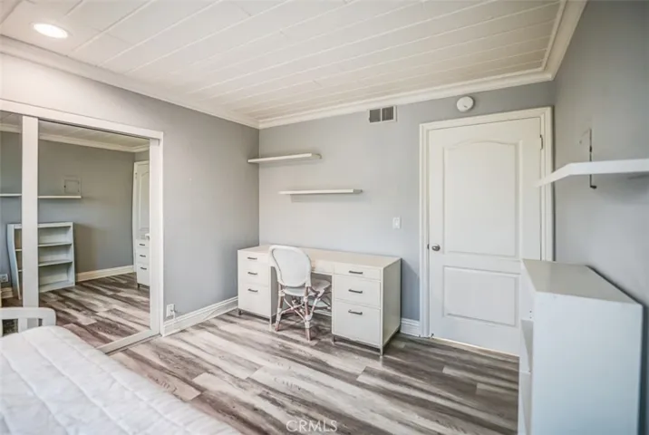 Desk in 2nd bedroom
