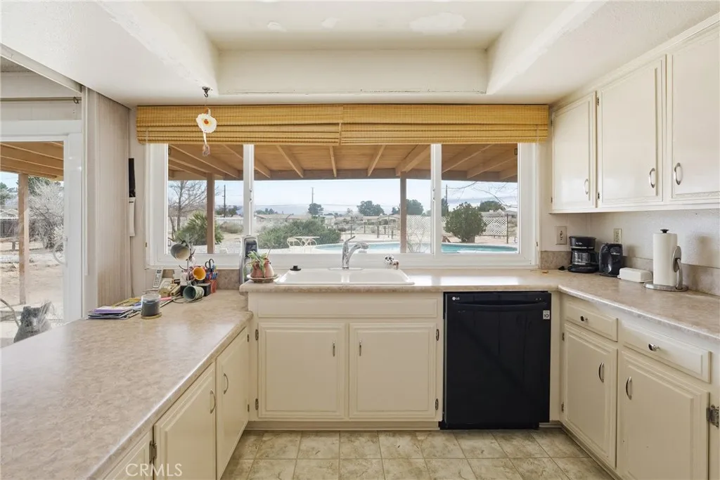 19629 Oneida, Apple Valley, California 92307 home-pic-12