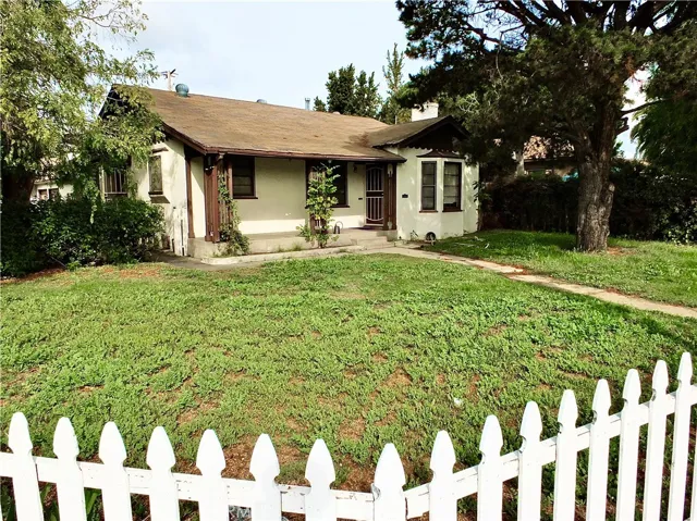 Corner House with very large lot
