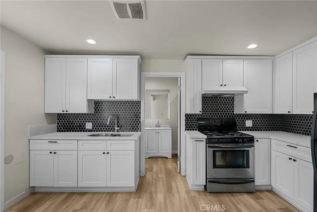 687 E 49th, Vernon, California 90011 home-pic-2