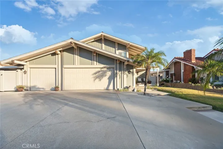 Spacious driveway can provide additional parking