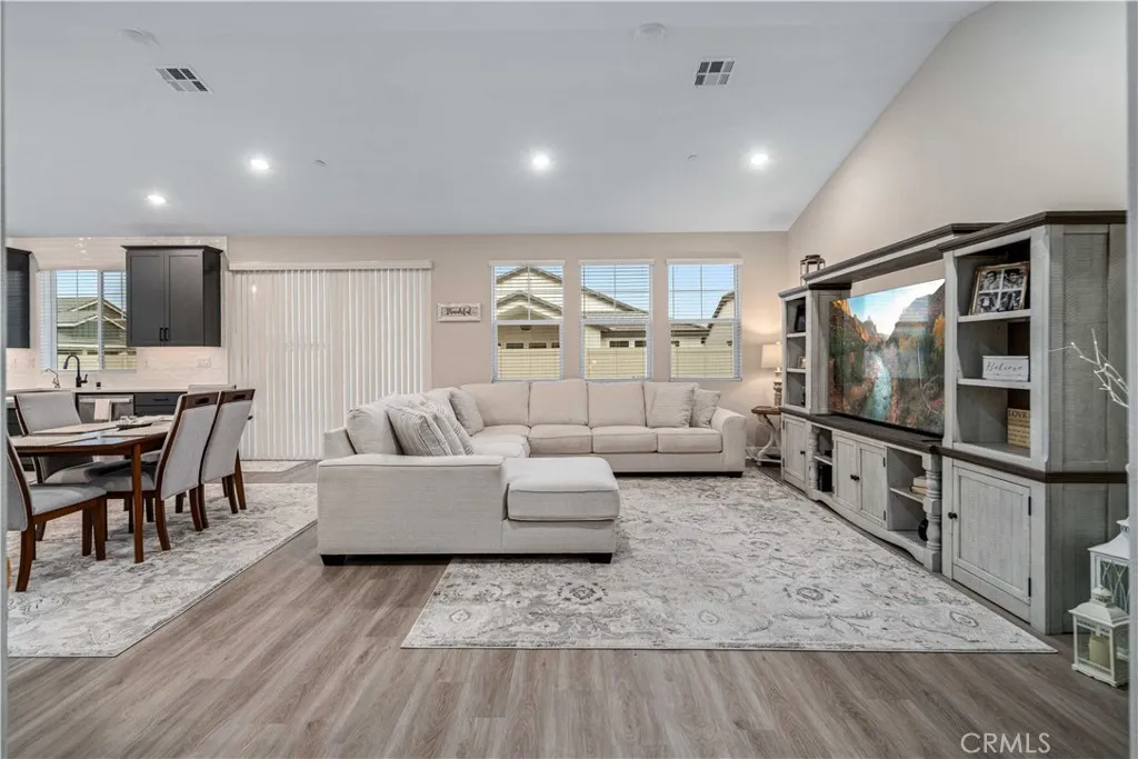 8812 W Dale Drive, Lancaster, California 93536 home-pic-8