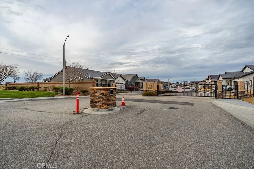 8812 W Dale Drive, Lancaster, California 93536 home-pic-48