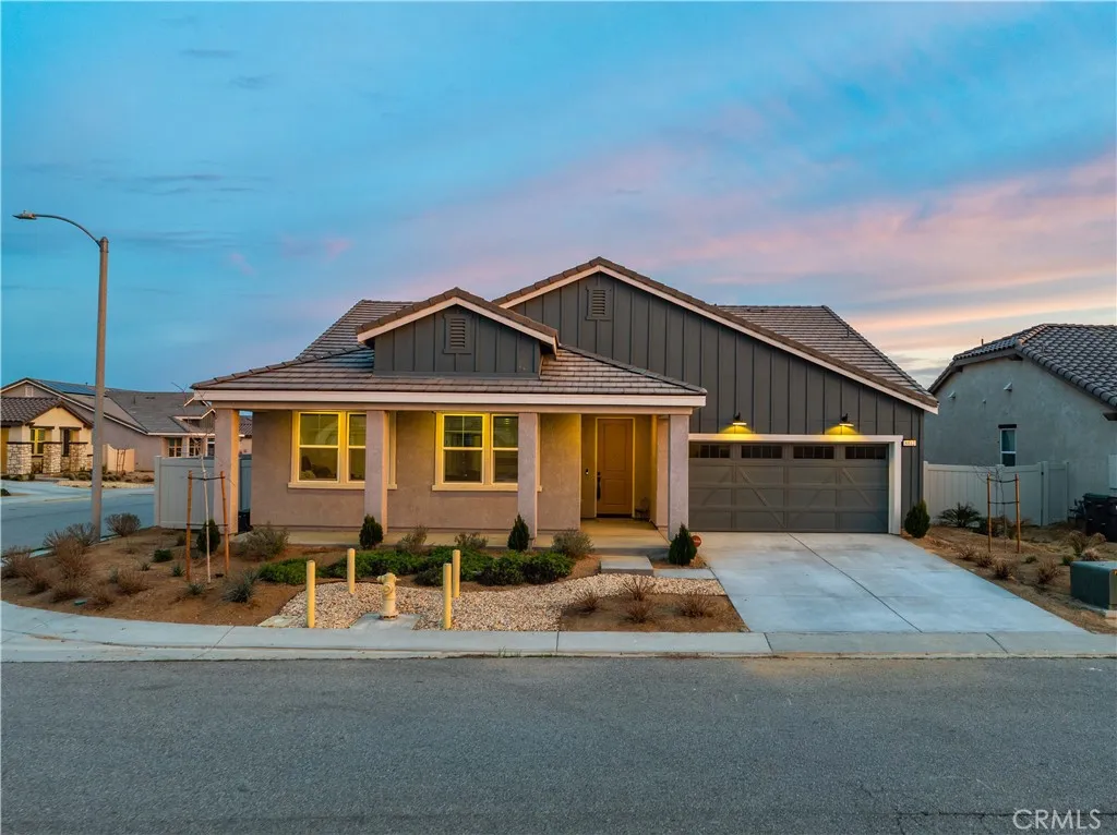 8812 W Dale Drive, Lancaster, California 93536 home-pic-2