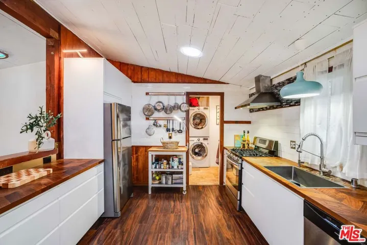 Separate laundry room + storag