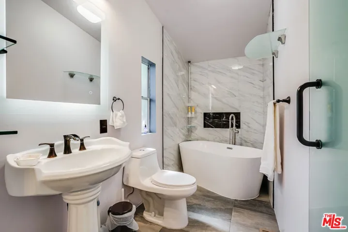 Luxurious primary bathroom w/s