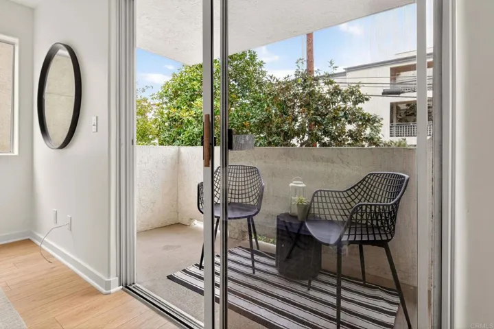 Large balcony off master retreat