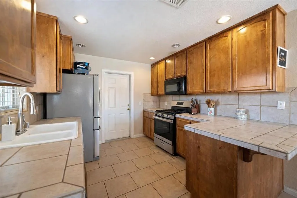 7562 Inca Trail, Yucca Valley, California 92284 home-pic-16