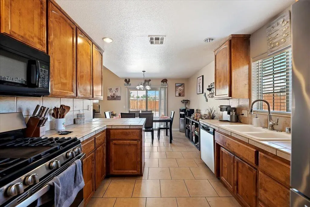 7562 Inca Trail, Yucca Valley, California 92284 home-pic-15