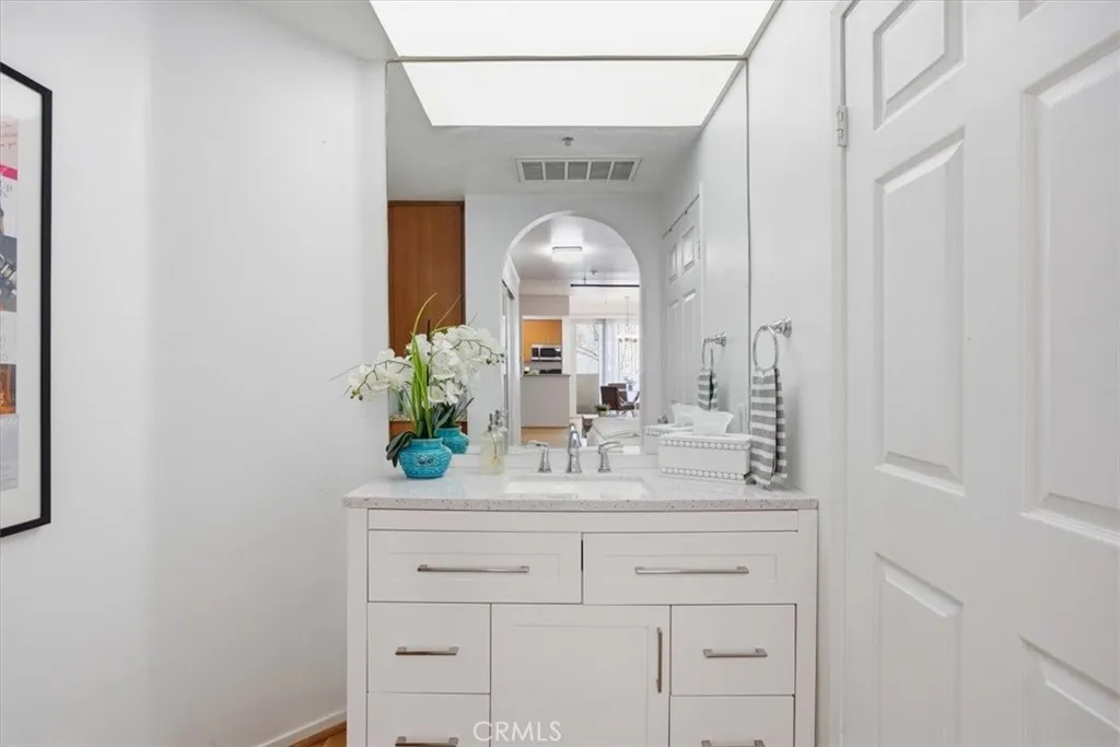 620 S Gramercy Place 130, Los Angeles, California 90005 home-pic-20