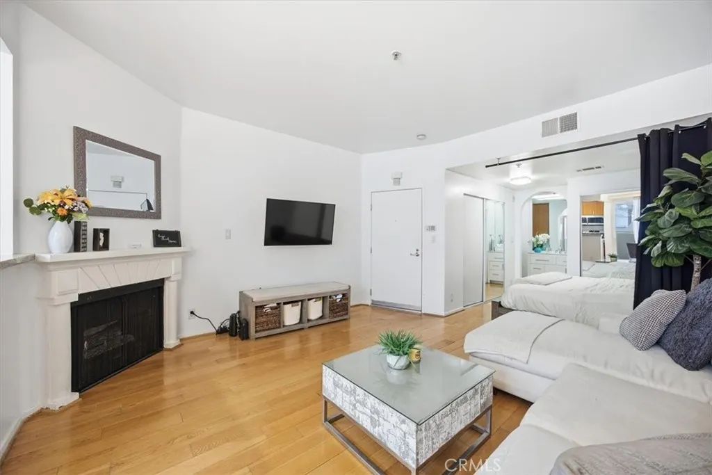 620 S Gramercy Place 130, Los Angeles, California 90005 home-pic-2