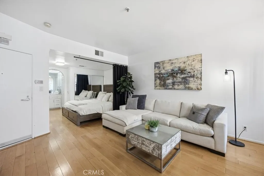 620 S Gramercy Place 130, Los Angeles, California 90005 home-pic-10