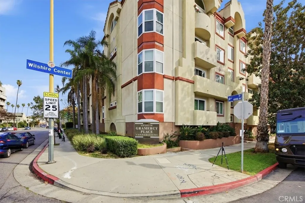 620 S Gramercy Place 130, Los Angeles, California 90005 home-pic-32