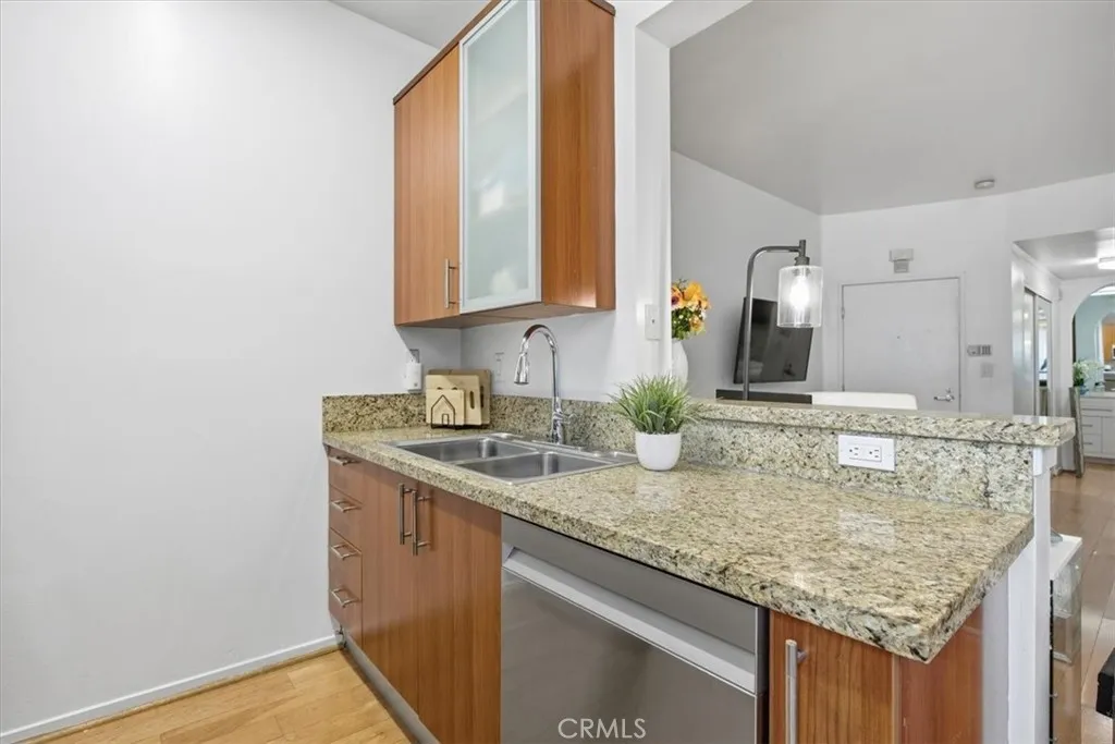 620 S Gramercy Place 130, Los Angeles, California 90005 home-pic-16