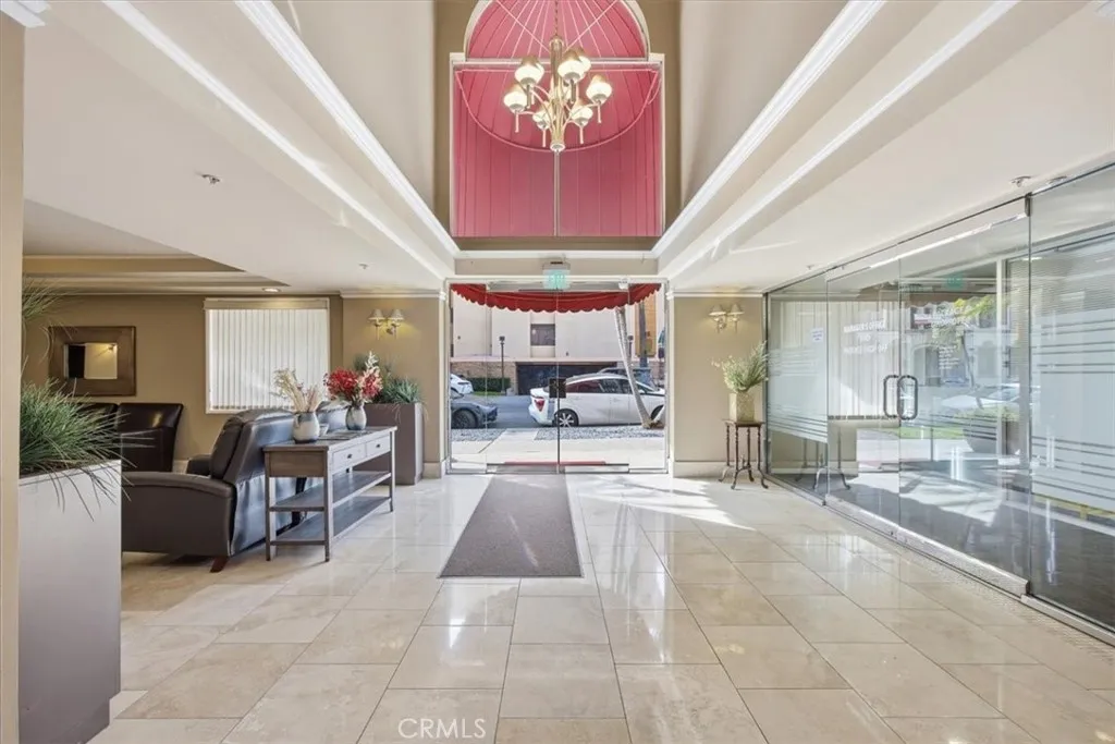 620 S Gramercy Place 130, Los Angeles, California 90005 home-pic-22