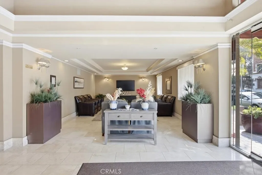 620 S Gramercy Place 130, Los Angeles, California 90005 home-pic-24
