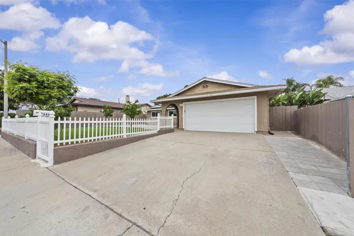 1110 Paula Way, Escondido, California 92027