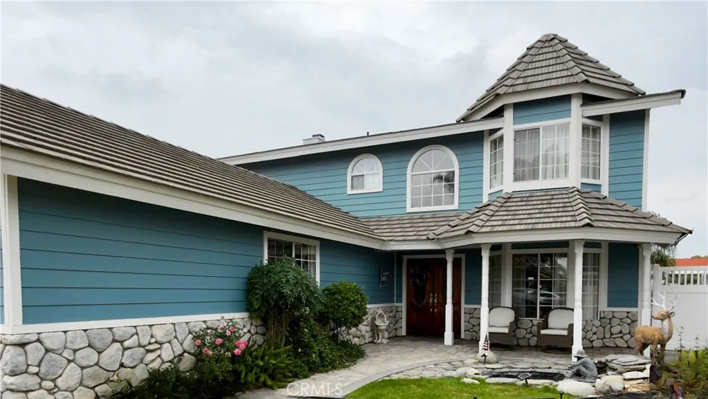 Curb appeal, don't miss this one.
