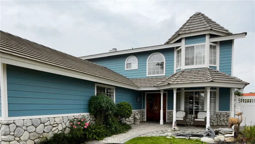 Curb appeal, don't miss this one.