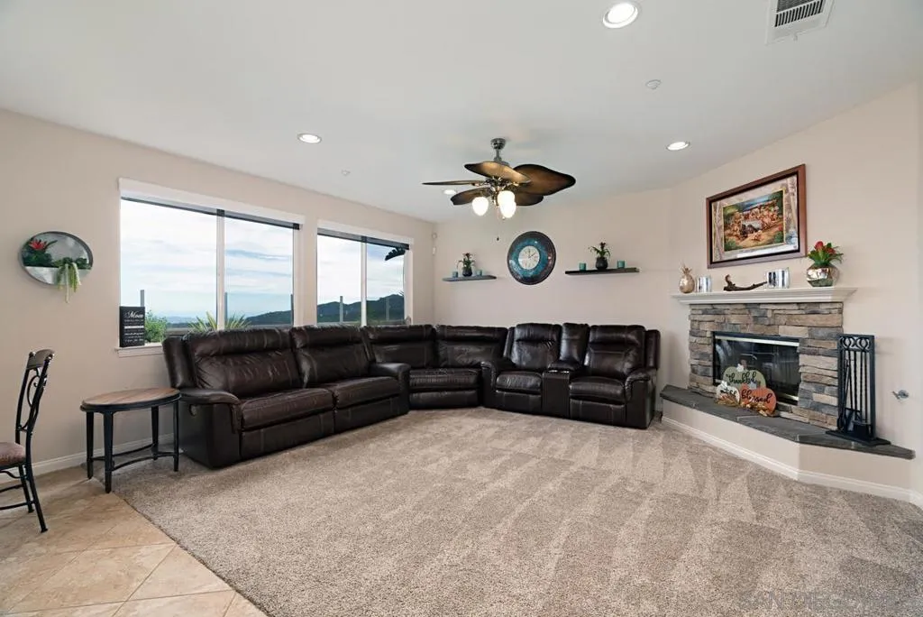 10689 Laurel Path, Escondido, California 92026 home-pic-12