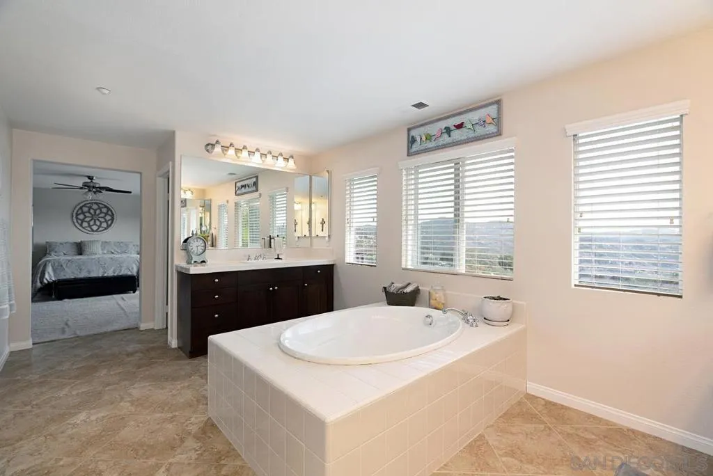 10689 Laurel Path, Escondido, California 92026 home-pic-23