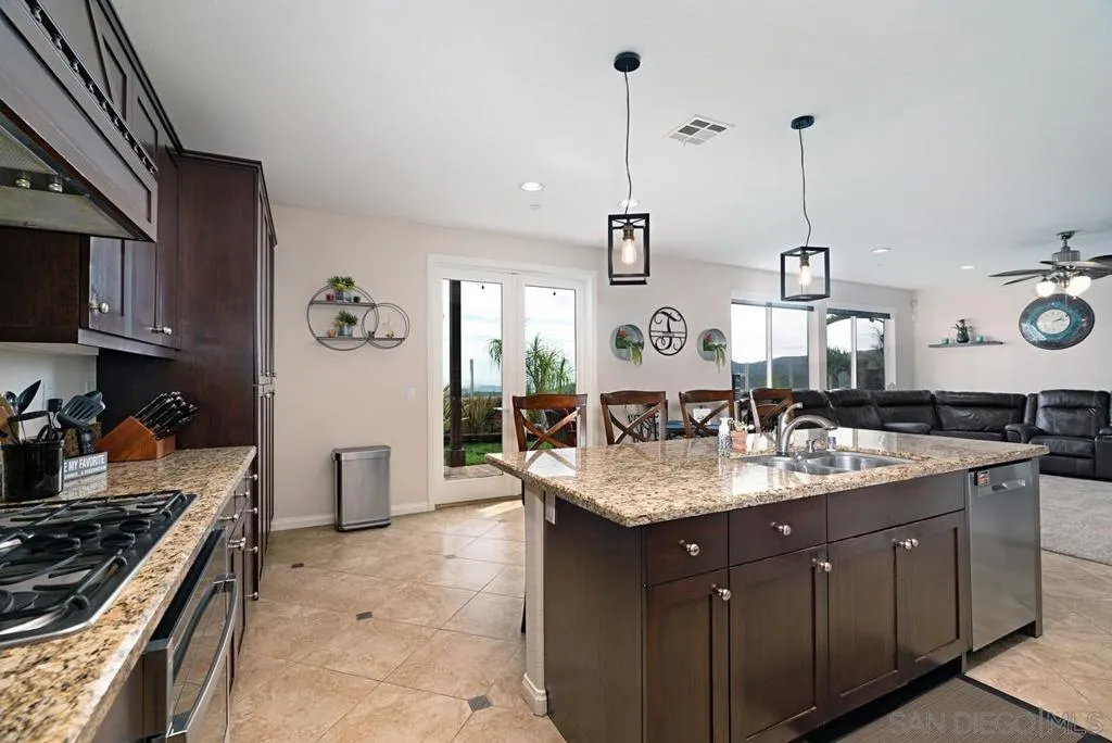 10689 Laurel Path, Escondido, California 92026 home-pic-16