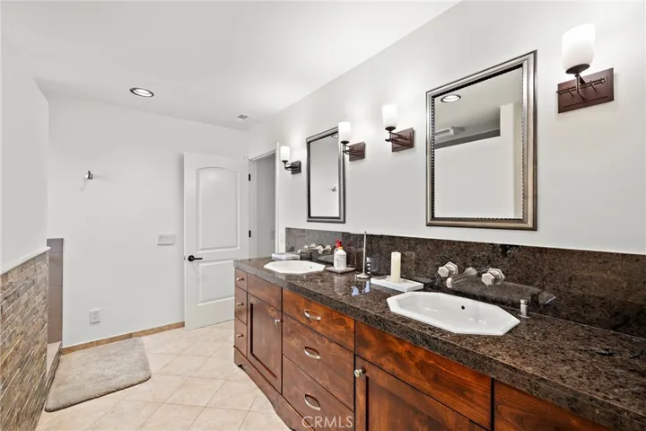 Jack & Jill bathroom in between Bedrooms 5 & 6.