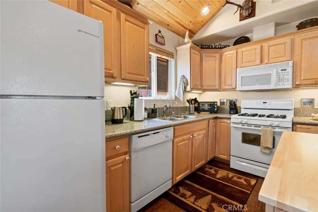 712 Maltby Boulevard, Big Bear City, California 92314 home-pic-18