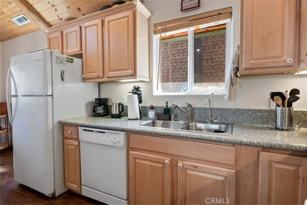 712 Maltby Boulevard, Big Bear City, California 92314 home-pic-19