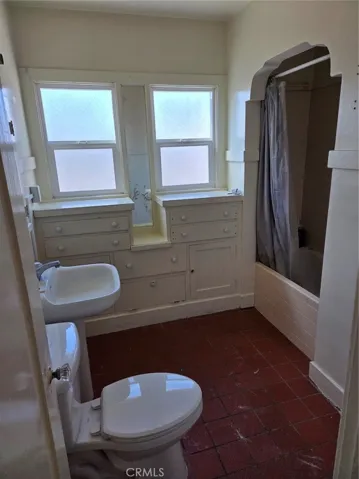 Large Bathroom w/ Built-ins