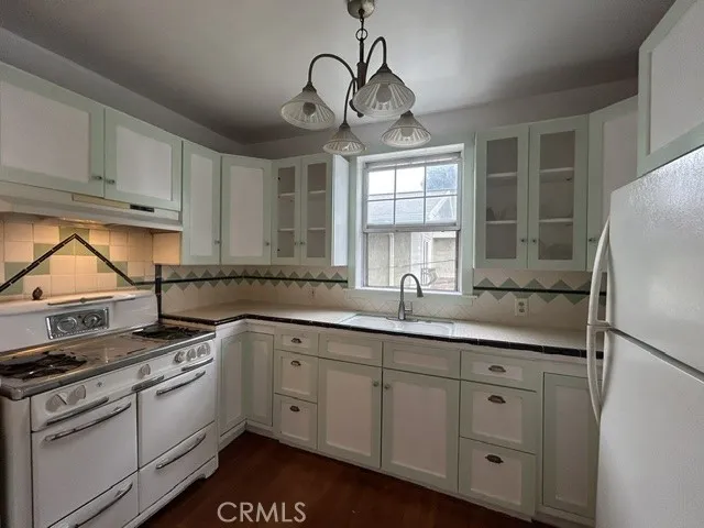 Perfect (Triangle for cooking) Sink, Refrigerator and stove make a triangle (Chefs dream)