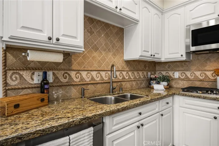 Wave design stone backsplash