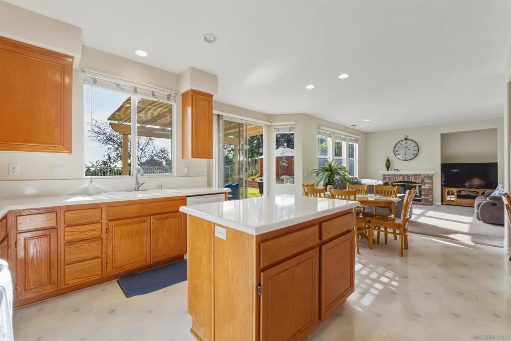 2466 Falcon Valley, Chula Vista, California 91914 home-pic-10