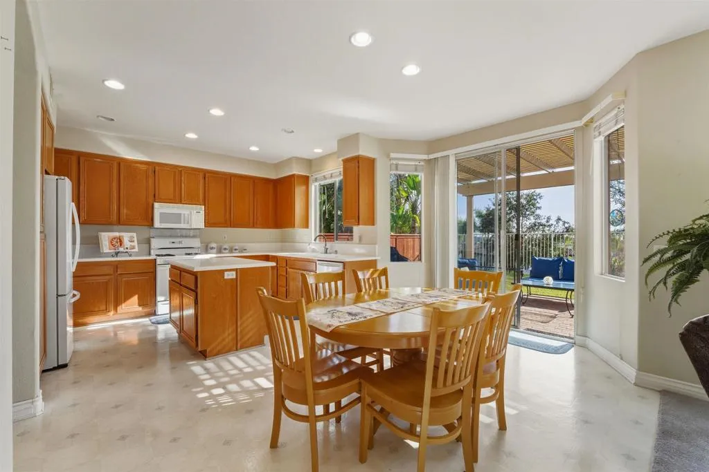 2466 Falcon Valley, Chula Vista, California 91914 home-pic-9